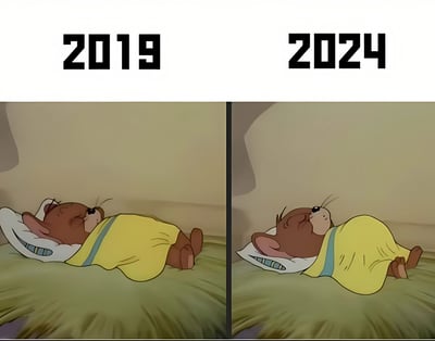 图片为左右对比图，左侧标注“2019”，右侧标注“2024”，两侧均为动画《猫和老鼠》中的角色杰瑞，它正躺在床上，盖着黄色毯子熟睡，表情和姿势几乎完全一致，通过时间对比幽默地表现出某种状态的延续或不变。