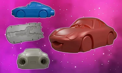 粉色星空背景下展示了四个玩具车零件，包括蓝色车身、灰色模具/破损部件、小型灰色底座和带有拟人化表情的红色卡通汽车。红色汽车有明显的眼睛和微笑嘴巴，呈现出可爱的卡通风格。