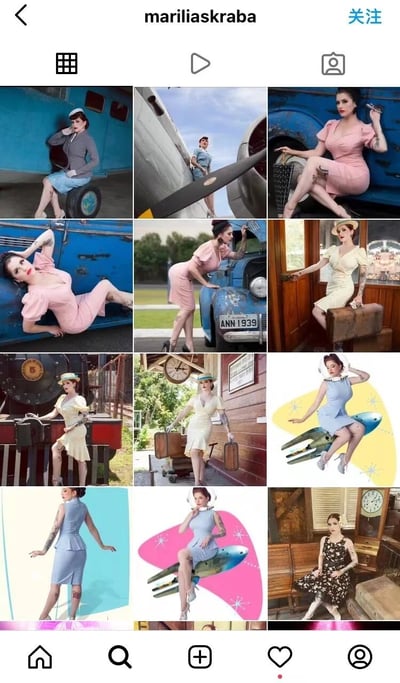 这是Instagram用户mariliaskraba的个人主页图集，展示了一位带有纹身的女性拍摄的多组复古Pin-up风格写真。场景涵盖复古巴士、老式汽车、蒸汽火车、复古车站等怀旧交通相关场景，还有结合复古科幻火箭元素的创意合成图；服装均为上世纪中期风格的复古连衣裙，搭配复古礼帽、手套等配饰，人物姿态模仿经典Pin-up海报女郎的优雅造型，整体充满复古怀旧的美式风情，部分图片通过创意合成将人物与科幻元素结合，增添了趣味性。