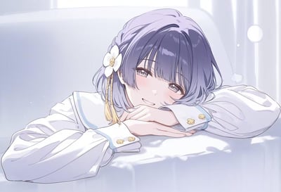 这是一张AI生成的二次元风格插画，画面中一位留着淡紫色短发的少女侧趴在光滑的台面上，双手叠放在下巴处支撑着脸颊，脸上带着温柔的浅笑，脸颊泛着淡淡的红晕，灰紫色的眼眸柔和地望向镜头。她的头发一侧别着带有金色流苏的白色花朵发饰，身穿带有浅蓝色镶边和金色纽扣的白色水手服，整体画面色调以清新柔和的浅蓝白色为主，营造出治愈温馨的氛围。