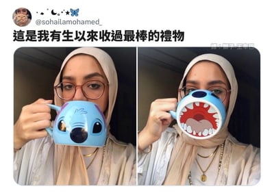 图片为左右对比图，左侧显示一位头戴米色头巾、戴眼镜的女性手持一个蓝色史迪奇造型马克杯，杯子外部印有可爱的史迪奇面部图案；右侧为同一女性手持同一个杯子，当杯子靠近面部时，杯口内部露出凶猛的红色鲨鱼嘴造型（尖牙、红色口腔），形成萌系外表与凶猛内页的搞笑反差。图片上方配有文字“這是我有生以來收過最棒的禮物”，体现收到礼物的惊喜感。