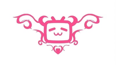 这是一张对哔哩哔哩（B站）官方吉祥物小电视进行二次创作的图像，整体采用统一的粉色调。画面中心的小电视保留了标志性的方形外观、顶部的天线造型，以及眯眼搭配W型嘴的软萌愉悦表情；小电视的左右两侧被添加了对称的卷曲装饰性花纹，底部则设计了一个双层爱心图案，让原本简洁的平台吉祥物形象，增添了甜美可爱的装饰感，风格偏向软萌少女风。