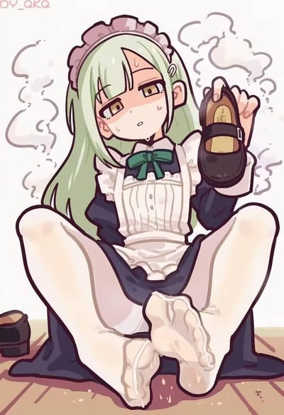 一幅动漫风格插画，描绘了一位绿发女仆的尴尬场景。她穿着传统女仆装，白色围裙搭配深蓝色连衣裙和绿色蝴蝶结，正盘腿坐在木地板上。女仆脸上带着慌张的表情，额头渗着汗珠，双手捧着一只正在冒烟的黑色女仆鞋，另一只鞋掉落在一旁。她的长袜末端有些湿润，似乎刚经历了什么令人窘迫的事情。