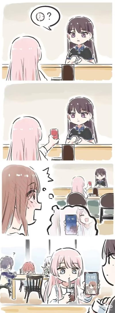 这是一则四格二次元连环漫画：第一格中，黑发女生对着粉发女生，用带时钟图案的气泡询问时间；第二格粉发女生举起手机展示给黑发女生；第三格切换到棕发女生的视角，她看到这一幕后露出惊讶的表情，还脑补出粉发女生在给黑发女生看自己自拍的画面；第四格拉远镜头，原来粉发女生的手机上显示的是棕发女生的自拍和时间，教室中还有其他同学在，完整呈现了这场因视角产生的小误会，充满日常趣味。