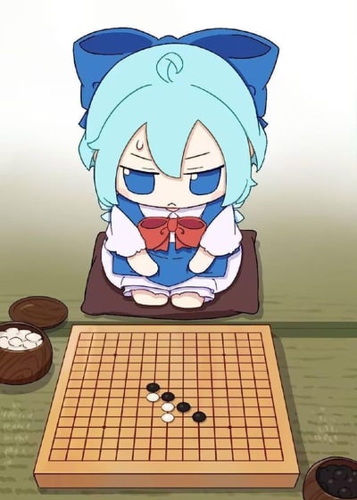 图中是Q版的《东方Project》角色琪露诺，她跪坐在垫子上，面前的围棋棋盘上，黑白棋子摆出了代表她代号的“⑨”形状，琪露诺额头冒汗，眉头紧皱，表情焦虑，似乎在为棋局发愁，用她的笨蛋代号玩梗，显得可爱又搞笑。