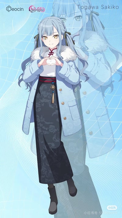 这是一张融合中式服饰元素的二次元角色同人立绘，主体是《BanG Dream! It's MyGO!!!!!》中的丰川祥子。角色有着灰蓝色长发，用黑色丝带扎成双马尾造型，浅金色的眼眸带着温和的笑意，神态温柔。她身穿带有白色毛领的浅蓝色毛绒外套，内搭带有红色盘扣的白色中式立领上衣，下身是饰有暗纹的黑色中式长裙，脚蹬黑色短靴，双手在胸前比出心形手势。背景为淡蓝色并带有线条纹理，右上角叠加了角色的半透明虚影，整体画面清新柔和，兼具二次元美感与中式服饰的雅致。