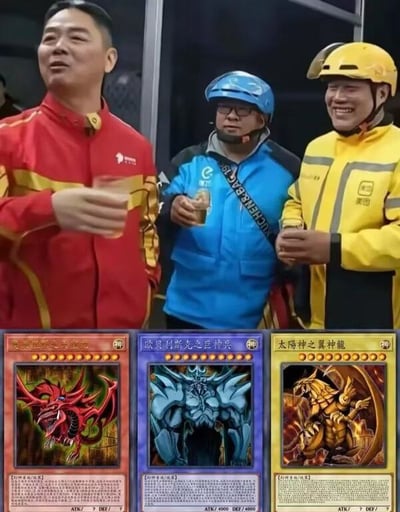 图片上方是三名穿着不同外卖平台制服的外卖骑手，颜色分别为红黄（美团）、蓝色（饿了么）和黄色（达达或者顺丰同城），正在聚会交流。他们手里拿着饮品，气氛轻松像在“外卖骑手同盟”聚会。图片下方P上了三张《游戏王》中的三幻神卡牌形象，分别用来类比三名骑手，形成幽默对比。整个图借用三幻神的梗表达“外卖大战三国杀”的意思，吐槽外卖行业三大巨头分庭抗礼，是职场与二次元梗结合的网络幽默。
