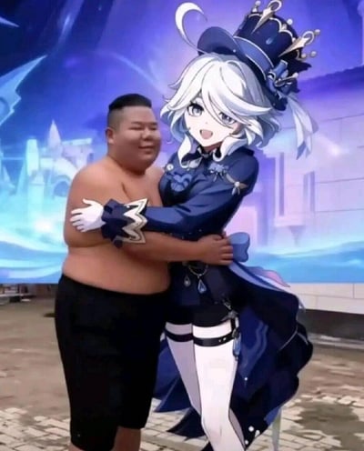 这是一张经过P图改编的合成趣味图，画面中一位赤裸上身的现实男士，与游戏《原神》中的角色芙宁娜呈现出互相拥抱的姿态，背景是带有枫丹风格的场景画面。整体效果滑稽搞笑，是玩家结合游戏角色创作的玩梗内容，图中没有双关、谐音梗或暗示内容。