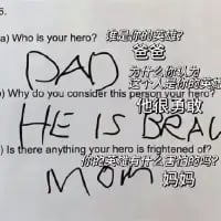 这是一张手写的中英双语问答式趣味图，内容分为三个部分：
1. 提问“谁是你的英雄？”，回答是“爸爸（DAD）”
2. 提问“为什么你认为这个人是你的英雄？”，回答“他很勇敢（HE IS BRAVE）”
3. 提问“你的英雄有什么害怕的吗？”，回答“妈妈（MOM）”
通过这种反差感的回答，幽默地展现了家庭中常见的“爸爸怕妈妈”的有趣日常，充满生活化的温馨笑点。