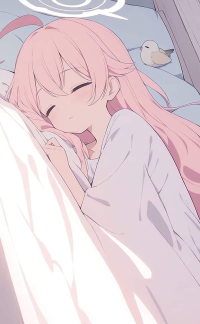 画面呈现了游戏《蔚蓝档案》中的角色小鸟游星野的日常睡眠场景：她有着蓬松柔和的粉色长发，头顶标志性的螺旋光环，正蜷缩在柔软的被窝里熟睡，双眼紧闭，神情恬静放松，一只手轻轻抓着被角。床头还卧着一只小小的鸟儿，整个画面采用暖柔的浅粉、浅蓝配色，氛围治愈慵懒，充满了岁月静好的温馨感，让人感到舒缓放松。