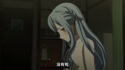 动漫《MyGO!》中的场景，银发角色Tomori Wakana身着浅色上衣，头发用黄色发带束起，正低头手持红色笔，背景是昏暗的室内环境（可能是厨房或房间），脸上带有淡淡的红晕，画面下方配有字幕“没有啦”，整体氛围显得安静略带羞涩。