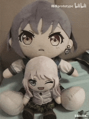这是一张由豆包AI生成的动态GIF图，画面呈现《BanG Dream! It's MyGO!!!!!》中的高松灯（灰发大毛绒玩偶）与要乐奈（白发小毛绒玩偶）的互动场景：小玩偶在大玩偶身前不停晃动、贴近，仿佛在撒娇蹭蹭，大玩偶则一脸无奈地坐着，软萌可爱的画面充满治愈感。