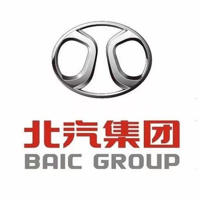 这张图展示的是北汽集团（BAIC Group）的官方logo和名称，但由于logo的造型独特，经常被网友吐槽为像两个'大鼻孔'，从而衍生出许多网络段子。图中没有明确双关文字，但logo本身在网络上常被戏称为“鼻孔logo”。
网络上有很多关于该logo的趣味解读，如“北汽集团的logo像两个鼻孔”等。