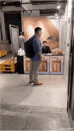 这是一组由四段动态图组成的连环内容，展示了美术馆中多个创意视觉错觉艺术装置：
1. 第一段动图里，挂在墙上的画框并非单纯平面画作，人物的肢体部分从画框延伸至墙面，打破了平面与立体的视觉边界，制造出画中人物“走出”画框的错觉；
2. 第二段动图中，墙面的深色区域看似是真实的窗户，实际是一幅高度逼真的平面绘画，旁边的行人做出靠近的动作，凸显出这幅画以假乱真的错觉效果；
3. 第三段动图的墙面上，多张照片整齐排列，其中一张照片里的人物肢体“突破”照片边框，与墙面结合，形成立体的视觉错位；
4. 第四段动图是一个沉浸式空间装置，地面与墙面的绘画拼接出巨大的脚掌图案，搭配旁边类似巨人手掌的装置，营造出仿佛置身于巨人空间的趣味错觉，整体利用视觉误差为观赏者带来新奇有趣的体验。