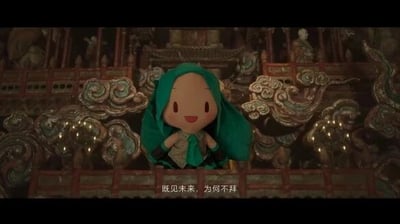 这是一张视频截图，画面中央是《王者荣耀》里蔡文姬的Q版卡通形象，它有着绿色的头巾和服饰，面带开心的笑容，端坐在充满中式古典风格的古建筑场景前，场景的木质结构和雕刻细节精致，还有点点灯光点缀。画面底部配有字幕“既见未来，为何不拜”，这句台词原本是《王者荣耀》中武则天的经典台词，与可爱的Q版蔡文姬形成反差感，制造出趣味效果。