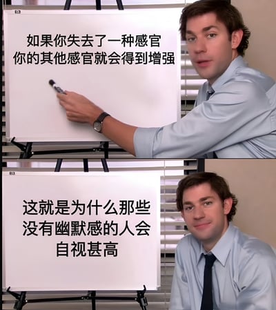 图片为上下两格的视频截图，展示一位穿着浅蓝色衬衫和领带的男性在办公室白板前的场景。上格中他正用黑色马克笔在白板上写字，白板显示文字“如果你失去了一种感官 你的其他感官就会得到增强”；下格中他侧身坐在白板旁，白板内容变为“这就是为什么那些没有幽默感的人会自视甚高”。整体通过“感官补偿”的科学概念进行幽默改编，调侃缺乏幽默感的人可能因其他方面过度自信而显得自视甚高。