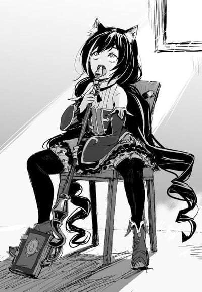一张黑白动漫风格插画，描绘了一位有着黑色长发和猫耳的少女。她坐在椅子上，穿着带有蕾丝花边的连衣裙和长筒袜，正拿着吸尘器，表情俏皮地伸出舌头。背景是简洁的室内场景，有一扇窗户透进光线。