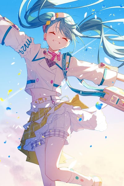 这是一幅VOCALOID虚拟歌手初音未来的原创同人插画，画面中初音身着「魔法未来」企划的浅色演出服，标志性的蓝绿色双马尾在澄澈的蓝天下肆意飞扬。她闭着眼睛，脸上洋溢着无比灿烂的笑容，双臂大大张开，仿佛在拥抱整片天空，周围飘着轻盈的花瓣与彩屑，整体画面充满了阳光、活力与治愈感，传递出自由快乐的氛围。