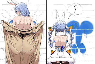 这是一幅虚拟主播兔田佩克拉的粉丝二创搞笑漫画，分为左右两格：左格中，单马尾造型的佩克拉刚洗完澡，用一块布遮挡住身体，此时她误以为背后瓷砖墙上的蓝色涂鸦是自己后背的痕迹；右格中，佩克拉换好双马尾的正式服装，回头看清墙上的蓝色涂鸦，才发现自己闹了乌龙，露出疑惑的表情，上方的问号气泡表现出她的不解。整幅图利用视觉错觉制造出搞笑的乌龙场景，还原了佩克拉活泼迷糊的角色性格。