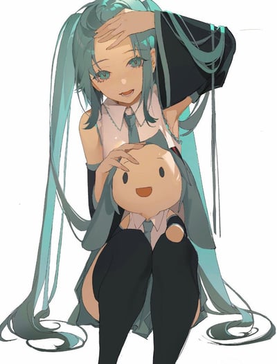 画面中是VOCALOID虚拟歌手初音未来，她有着标志性的薄荷绿长双马尾，身着经典的公式服，正坐在那里，一只手轻放在自己头顶，另一只手温柔地抚摸身前的Q版初音玩偶的头部。初音未来脸上洋溢着开心的笑容，Q版玩偶也露出欢快的表情，整体画风清新柔和，氛围温馨治愈，尽显角色的可爱感。