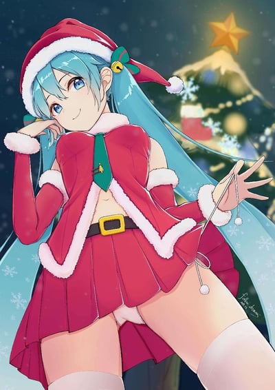 这是一幅圣诞主题的虚拟歌手初音未来的同人插画，画面中初音未来身着红粉配色的圣诞风格套装，搭配带有铃铛的圣诞帽，脸上带着俏皮的微笑。背景是飘着雪花的圣诞夜，后方可见装饰着金色星星的圣诞树。她单手撑脸，另一只手牵着裙角的挂绳，姿势活泼灵动，整体氛围充满圣诞节日的欢快甜美感，是画师为圣诞创作的限定版初音形象。