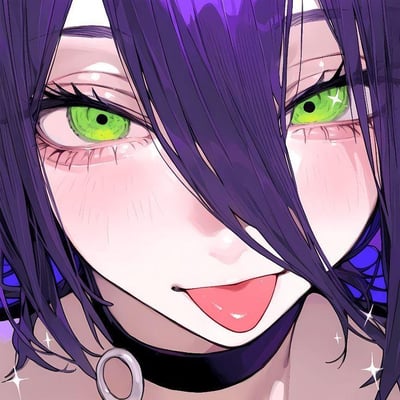 这是一张AI生成的二次元风格静态特写插画，画面主体是一位紫发少女的脸部区域。少女拥有极具视觉冲击力的亮绿色眼眸，眼妆精致，脸颊晕染着淡淡的红晕，舌头轻吐，神态俏皮又带着一丝魅惑。深紫色的短发随意散落，部分发丝遮挡住脸颊，脖颈间佩戴着带有金属圆环的黑色项圈，画面角落点缀着细碎的星光特效，整体画风细腻柔和，色彩对比鲜明，将少女灵动又带点小性感的特质展现得淋漓尽致。