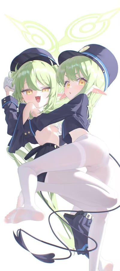 画面中是两位绿发精灵双胞胎少女，她们都穿着深蓝色的警察制服和帽子，有着黄色的眼睛和尖尖的耳朵。两人亲密地拥抱在一起，姿态活泼俏皮。左边的少女一只手举起，另一只手搭在右边少女的肩膀上，嘴巴张开像是在欢笑。右边的少女则侧身依偎着左边的少女，表情温柔。她们的制服设计简洁，带有蓝色的装饰线条。背景是纯白色，上方有两个绿色的圆形图案。整体画风可爱，色彩鲜明，展现出轻松愉快的氛围。