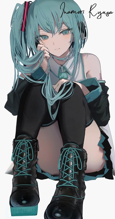 这是一幅虚拟歌手初音未来的同人插画，画面中的初音未来以坐姿收拢双腿，单手捻着自己标志性的水蓝色长发，神情慵懒淡漠。她身着经典的公式服：露肩的灰白上衣搭配蓝绿色领结、黑色露臂外套、黑色长袜与带有蓝绿色鞋带的黑色靴子，整体画风细腻写实，色调偏冷，传递出沉静疏离的氛围感。