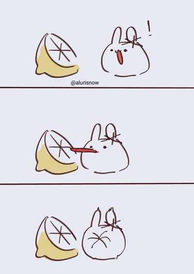 这是一幅由画师@alurisnow创作的三格连环卡通短漫，整体风格软萌可爱：第一格中，一只圆滚滚的白色兔子看到一块柠檬切片，眼睛变成叉叉，嘴巴大张，还带着感叹号，露出惊讶又兴奋的表情；第二格中，兔子伸出长长的舌头，舔向柠檬切片；第三格中，兔子的脸直接变成了柠檬切片的纹路，用这种夸张的卡通化表现手法，生动又搞笑地体现出柠檬的酸度，将被酸到的状态具象化，充满趣味。