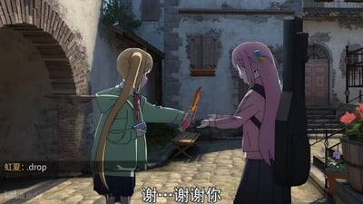 这是一张结合了动画《孤独摇滚！》与CSGO游戏元素的二次创作梗图。画面里伊地知虹夏向后藤独（波奇酱）递出一把CSGO中的折叠刀，左下角标注“虹夏：.drop”，对应CSGO里丢弃物品的指令，波奇则带着拘谨的语气说“谢…谢谢你”。原本动画里的日常互动被替换成游戏道具交接，用反差感制造搞笑效果。