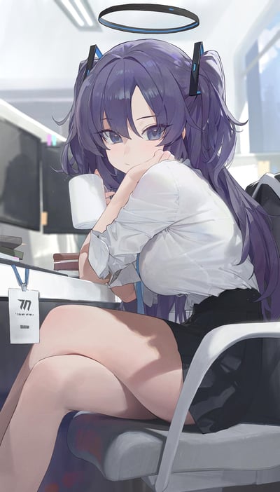 这是游戏《蔚蓝档案》角色早濑优香的同人插画，画面中她扎着紫发双马尾，头顶黑蓝配色的光环，身着白衬衫黑短裙的职场风格穿搭，坐在办公室的椅子上，手肘撑在桌面，一只手托着脸颊，另一只手握着白色杯子，神情慵懒倦怠，仿佛在工作间隙摸鱼休息。背景是明亮的办公环境，可见电脑屏幕和挂着的工作牌，整体氛围轻松闲适，没有双关、谐音梗或暗示内容。