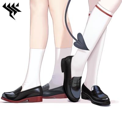 这是一张精致的二次元风格插画，画面聚焦于两组少女的腿部区域：左侧少女搭配白色短袜与红底黑色乐福鞋，右侧少女穿着带有红条纹的白色长袜和全黑乐福鞋，一条末端为心形的黑色恶魔尾巴轻轻搭在右侧少女的长袜上，整体风格柔和可爱，将萌系元素与鞋袜穿搭细节结合，没有双关、谐音梗或暗示内容。
