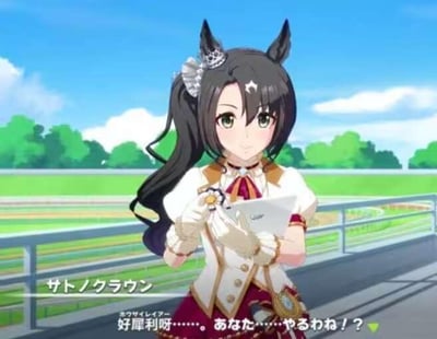这是一张手游《赛马娘 Pretty Derby》的剧情场景截图，画面中的角色是里见皇冠，她是将现实赛马拟人化的美少女，有着深灰色的长发和标志性的马耳，头上佩戴着精致的白色发饰。她身着带有金色装饰的白色制服，双手戴着白色手套，捧着一个平板，脸上露出惊讶又带着赞叹的表情。图的下方配有日文台词和对应的中文翻译“好犀利呀……。你……真有一套！？”，传递出角色对对方能力的意外认可。