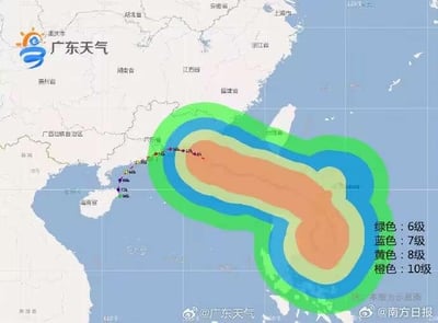 这是一张由广东天气发布的气象示意图，展示了我国南海及周边海域的风力分布情况。图中以不同颜色对海域风力等级进行划分标注：绿色代表6级风力，蓝色代表7级风力，黄色代表8级风力，橙色代表10级风力。风力最强的橙色区域位于海域偏东位置，向外依次环绕黄色、蓝色、绿色区域，呈现出由中心向外风力逐渐减弱的圈层式分布态势。地图背景标注了我国南部的广东省、广西壮族自治区、海南省，以及周边的重庆、湖南、福建等省市，清晰界定了风力影响的海域范围，同时标注了部分海域的风力数值点，为相关区域的防风避险提供参考。