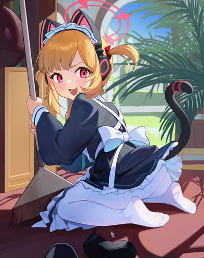 图中是一位穿着黑色女仆装的猫耳少女，她有着金黄色的头发，扎着单马尾，头上戴着猫耳发箍，身后有一条黑色带红条纹的猫尾巴。少女戴着红色耳机，正手持扫帚回眸微笑，表情俏皮可爱，脸颊泛着红晕。背景中可以看到绿色的棕榈叶和明亮的室外光线，营造出轻松愉快的氛围。