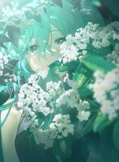 画面中，虚拟歌手初音未来藏在簇拥的白色小花与翠绿枝叶之间，标志性的薄荷绿发丝与周围的自然绿意相融，柔和的暖调光线透过枝叶缝隙洒落，带着细碎的光斑，整体氛围静谧清新，充满治愈感，仿佛她正躲在花丛中享受着无人打扰的宁静时刻。