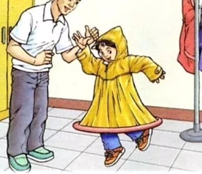 在铺着白色瓷砖的室内空间里，一个穿着黄色连帽雨衣的小女孩，突发奇想把粉色呼啦圈套在雨衣的下摆处，让雨衣看起来像一条蓬蓬裙。她正兴奋地蹦跳旋转，脸上满是开心的笑容，同时伸出手和身旁的爸爸击掌。一旁的爸爸穿着白衬衫和灰裤子，笑着用一只手捂着肚子，另一只手回应孩子的击掌，眼神里满是对孩子的宠溺。整个画面充满了童真的创意和温馨的亲子氛围，传递出家庭日常里的简单快乐。