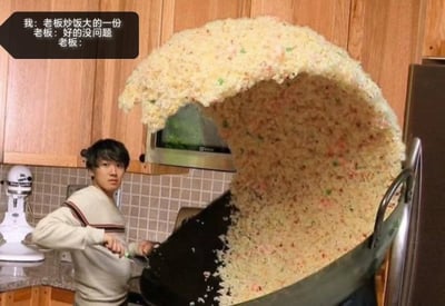 图片中展示了一个厨房场景，一名男子手持炒锅，锅中铲起的炒饭量异常巨大，像一座小山一样倾泻而出。左上角的对话气泡显示：“我：老板炒饭大的一份 老板：好的没问题 老板：”，通过夸张的炒饭份量来制造幽默效果，表现出顾客要求“大份”后老板“超额满足”的搞笑情景。