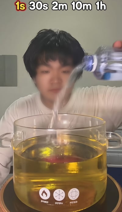 这是一张真人实拍的静态梗图，图片顶部标注了1秒、30秒、2分钟、10分钟、1小时的时长标识，一名身穿白色上衣的年轻男子正低头看向面前的大容量玻璃壶，左手举起瓶装饮用水往壶中倾倒，玻璃壶中已经装有大半壶黄色的液体，玻璃壶底部印有三个功能标识和对应的倒印文字，该图用往黄色液体中加水的量来对应不同的排尿时长，玩梗调侃不同男性排尿时长的差异。