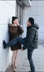 这是一组由真人演绎的连环搞笑梗图，剧情充满反转：<br>1. 初始画面中一名男子将女子按在建筑外墙上，看似在欺负对方；<br>2. 一名路人见状正义感爆发，上前大喊“放开这个女孩”；<br>3. 随后画面揭示真相，男子只是在帮女子清理脸上的异物；<br>4. 最后两人亲密拥抱，让路人瞬间陷入尴尬，制造出强烈的搞笑反差效果。