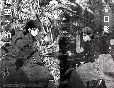 这是一张黑白漫画跨页扫描图，采用左右分栏的剧场式构图，呈现两个角色的高能对峙场景。左侧角色是星野瑠美衣（露比），身着带有破损和污渍的战斗装束，单膝跪坐在满是机械残骸的混乱背景中，旁侧标注文字「空之箱」，下方配有“复仇战，开始！！”的文字，角色姿态紧绷，眼神坚毅，传递出即将投入战斗的强烈决心；右侧角色是有马加奈，同样单膝跪地，身处昏暗的雨幕环境中，旁侧标注文字「春日影」，抬手做出手势，神情冷峻专注，氛围肃杀紧张。左右画面的场景风格形成鲜明对比，凸显出对决的激烈与张力。