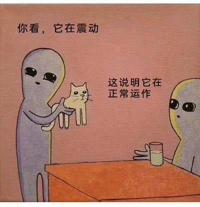 这是一幅改编自国外漫画的中文加注卡通图，画面呈现了两个灰色外星卡通形象：左侧外星人双手举着一只表情无奈、四肢下垂的猫咪，配文称“你看，它在震动”；右侧外星人坐在桌前，手边放着一杯浅色饮品，回应“这说明它在正常运作”。漫画以外星人的陌生化视角，将猫咪的震动（如呼噜、紧张抖动）类比成机器运作的信号，用拟物的荒诞逻辑制造反差幽默，调侃了宠物的日常状态，让熟悉的养猫场景变得滑稽好笑。