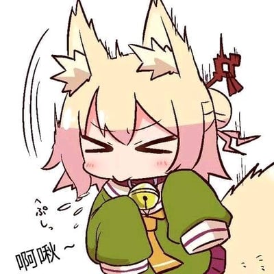 图中是日本画师ながユー创作的原创狐娘角色Kemomimi酱，她双眼紧闭、眉头微皱，双臂抱在胸前，正做出打喷嚏的动作，画面左侧配有拟声文字“啊啾～”，画风软萌治愈，生动表现出角色打喷嚏时的可爱又略带狼狈的状态，适合用来表达感冒受凉的状态，或是作为软萌的日常情绪表情使用。