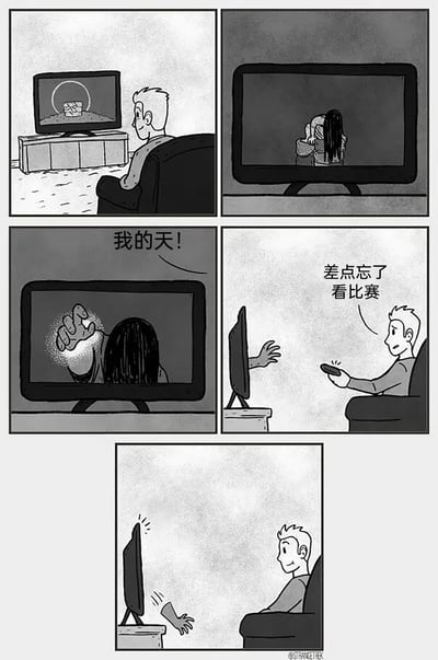 这是一则由五格画面组成的短篇黑白卡通漫画：第一格，男人正坐在沙发上专注看电视，电视里播放着类似恐怖形象贞子爬出的前置画面；第二格，电视中出现长发遮脸的“贞子”，正从屏幕内向外爬；第三格，“贞子”的手已经探出电视屏幕，配文“我的天！”，营造出紧张恐怖的氛围；第四格，男人突然反应过来，拿着遥控器一脸恍然地说“差点忘了看比赛”，同时将电视转了个方向，贞子的手被卡在了电视后方；第五格，男人看着转过去的电视，一脸轻松微笑，而贞子的手还在电视后方徒劳地挥动，显得十分尴尬。漫画通过经典恐怖形象与日常看比赛的场景结合，用反转的方式打破恐怖氛围，制造出强烈的搞笑效果。