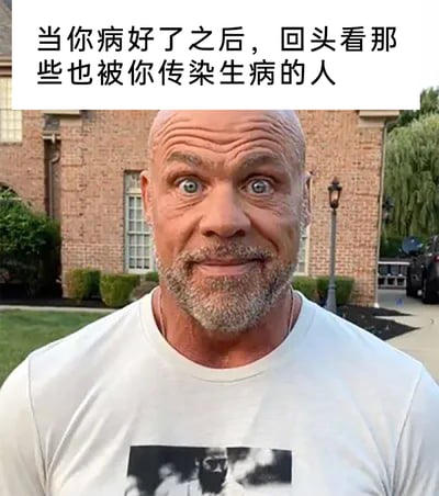 这是一张结合生活场景创作的搞笑梗图，顶部配有文字“当你病好了之后，回头看那些也被你传染生病的人”，图中人物是前职业摔跤手库尔特·安格，他做出挤眼假笑的表情，面部肌肉紧绷，眼神带着心虚感，精准地还原了自己痊愈后，面对因自己被传染而生病的人时，那种愧疚又不知所措的尴尬心情，用夸张的表情放大了日常里的这种微妙情绪，很容易让有类似经历的人产生共鸣。
