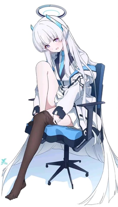 插画中展示了一位动漫风格的白发少女，她有着紫色眼眸和头顶光环，身穿蓝白相间的未来感服饰，搭配棕色过膝袜。少女单腿交叉坐在办公椅上，一手轻扶膝盖，姿态优雅自信，表情带着一丝俏皮的微笑。整体画面采用简洁的白色背景，突出角色的精致造型和细腻的服饰细节。