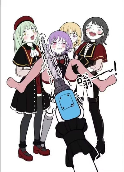 一幅动漫风格插画，描绘了四个穿着红黑相间制服的少女。绿发少女（戴红色贝雷帽）和黑发少女兴奋地抓住紫发少女的双腿，金发少女从身后抱住她。紫发少女表情惊恐哭泣，双腿被拉开，下方有一个蓝色电锯正带着锯齿效果和“嗡”的拟声词逼近她的腿部。画面充满紧张感和戏剧性对比，展现了三位少女的兴奋与一位少女的恐惧。