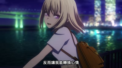 动漫《MyGO!》的场景截图，展示了金发紫眼的少女Tomori Wakana在夜晚的水边。她背着棕色背包，站在栏杆旁侧身回头，表情平静略带微笑。背景是倒映着城市灯光的水面、绿色灯光的桥梁和高楼夜景，下方字幕为“反而讓我能轉換心情”，营造出宁静治愈的氛围。
