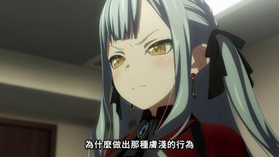 动漫《MyGO!》中的场景截图，画面中是一位银发双马尾的女性角色，她有着黄色的眼睛，穿着红色上衣，眉头紧锁，脸颊微红，表情愤怒，正在质问对方“为什么做出那种肤浅的行为”。背景是室内环境，光线柔和。