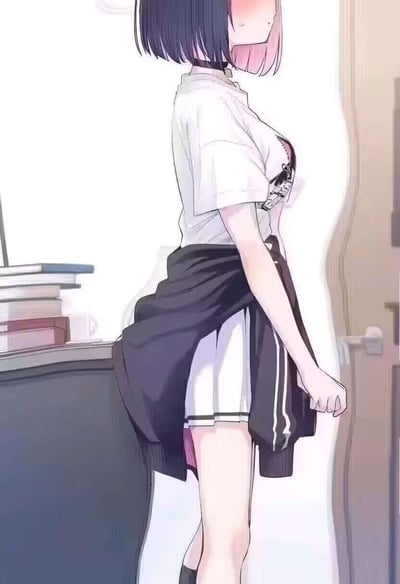 图中是一位侧身站立的动漫风格少女，她有着黑色短发并带有粉色挑染，脸颊泛红显得有些害羞。上身穿着白色短袖T恤，外面随意地将黑色外套系在腰间，下身搭配白色短裙。背景中可以看到一张书桌，上面堆放着几本书籍，整体画面呈现出恬静的校园少女氛围。